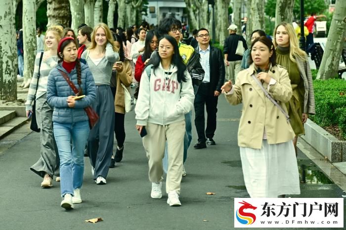 外国留学生上海城市行走 感受美美与共的中外建筑