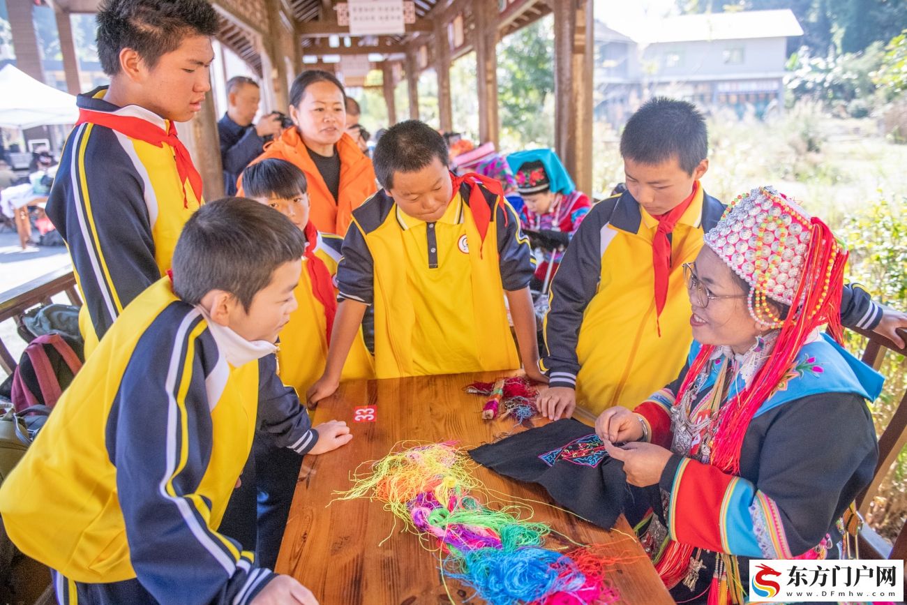 云南文山绣娘同台竞技 指尖生花绣活民族风(图12)
