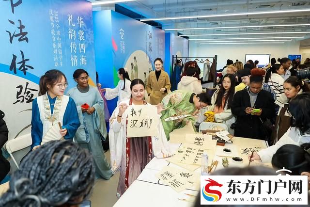 “以衣为帆”促进中外交流，留学生体验汉服文化