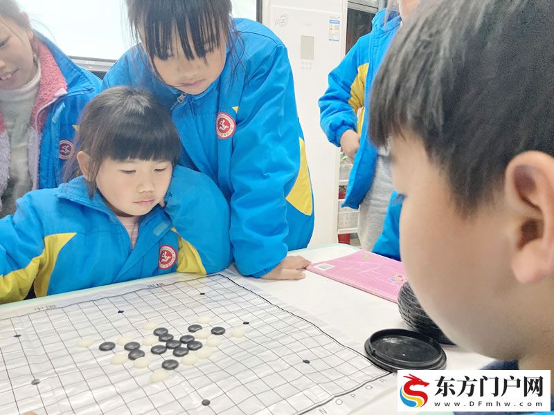 落子有声 童趣满堂——万山区贵苑社区举办第一届青少年五子棋争霸赛
