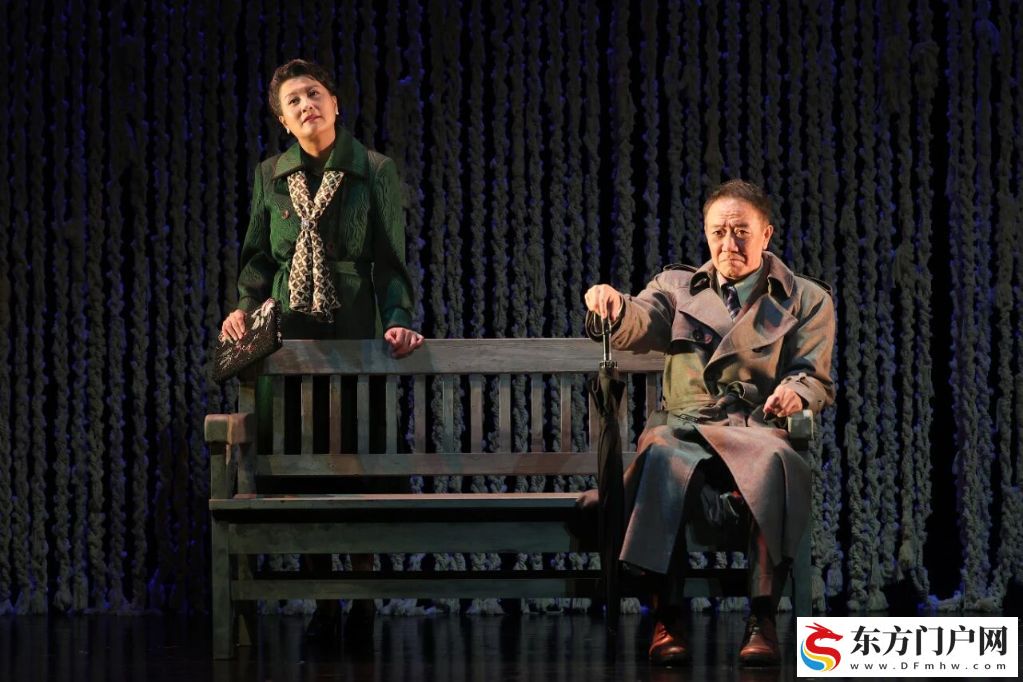 北京人艺话剧《老式喜剧》在爱情中赞颂真情