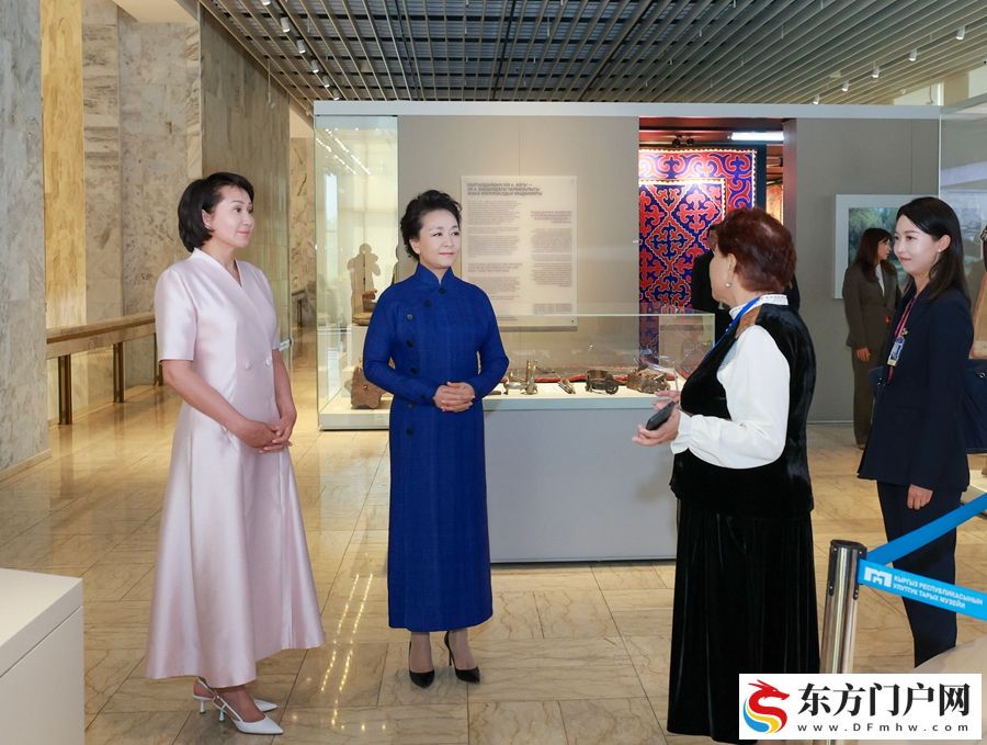 彭丽媛同吉尔吉斯斯坦总统扎帕罗夫夫人扎帕罗娃参观吉尔吉斯共和国国家历史博物馆