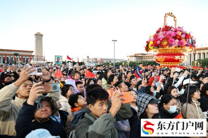 逾10万民众天安门广场观升旗为祖国庆生