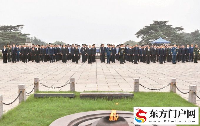 江苏省暨南京市各界向雨花台烈士敬献花篮仪式举行