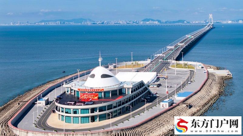 珠港澳三地出入境部门联合举行国庆升旗仪式(图1)
