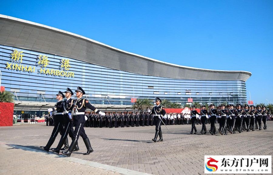 国门升红旗 琼州迎华诞——海南自贸港口岸首次举行国庆升旗仪式(图1)