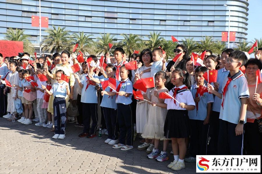 国门升红旗 琼州迎华诞——海南自贸港口岸首次举行国庆升旗仪式(图2)