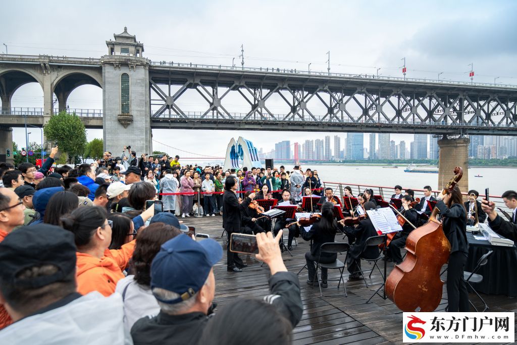 长江边、地铁口、街巷里……歌舞盛宴点亮武汉假日